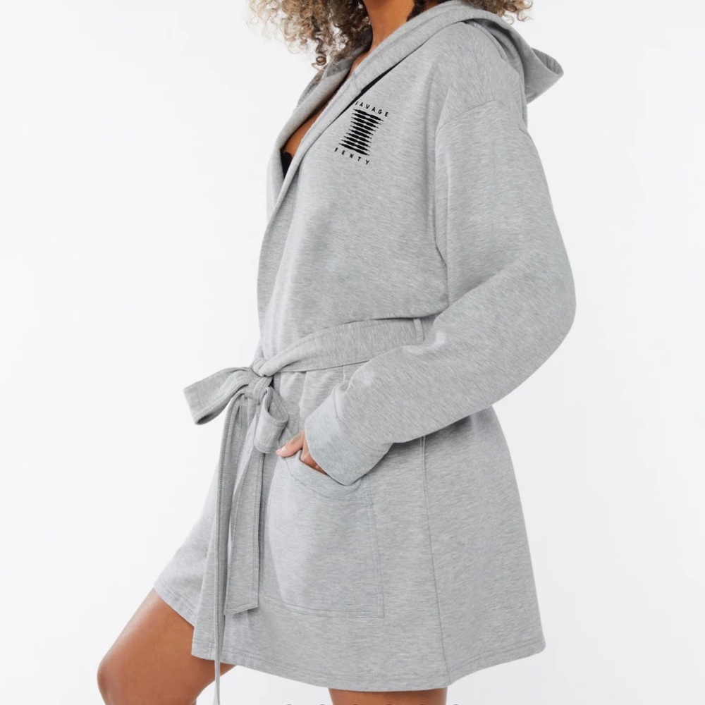 Savage X Fenty Forever Savage Showgirl Short Robe Women Size M / L Hooded